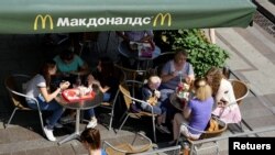 Moskva şəhərində McDonald's restoranı