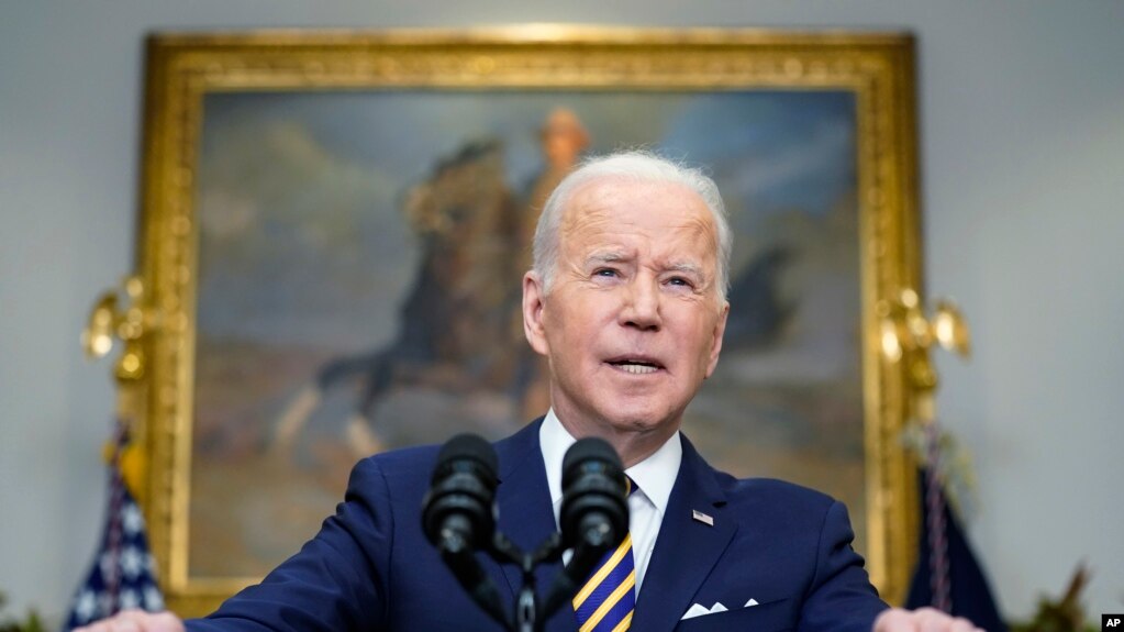El presidente Joe Biden anuncia la prohibición de las importaciones de petróleo ruso, lo que endurece el costo de la economía de Rusia en represalia por su invasión de Ucrania, el martes 8 de marzo de 2022, en la Casa Blanca en Washington. (Foto AP/Andrew Harnik)