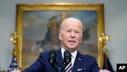El presidente Joe Biden anuncia la prohibición de las importaciones de petróleo ruso, lo que endurece el costo de la economía de Rusia en represalia por su invasión de Ucrania, el martes 8 de marzo de 2022, en la Casa Blanca en Washington. (Foto AP/Andrew Harnik)