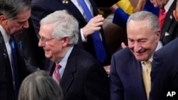 资料照片：参议院少数党领袖麦康奈尔(左)与参议院多数党领袖舒默抵达国会，准备听取拜登总统发表国情咨文演说。(2022年3月1日)