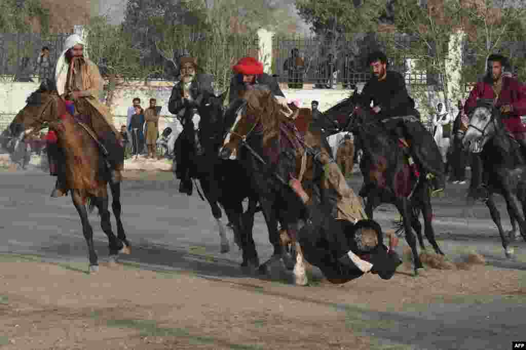 Afg&lsquo;onistonlik qochqin chavandozlar uloq o&#39;ynamoqda. Pokiston.&nbsp;