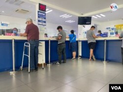 Personas retiran remesas en efectivo en Managua. Foto VOA.