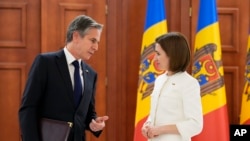 Menlu AS Antony Blinken (kiri) berbicara dengan Presiden Moldova Maia Sandu di Chisinau, Moldova, Minggu 6 Maret 2022. 