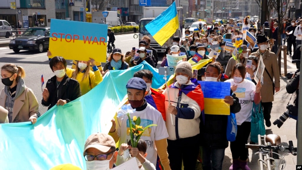 日本民众在东京游行抗议俄罗斯入侵乌克兰。（2022年3月5日）(photo:VOA)