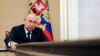 El presiddente de Rusia, Vladimir Putin, sostiene un encuentro via teleconferencia con miembros de su gobierno en Moscú el 10 de marzo de 2022. 