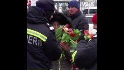 乌克兰难民在妇女节感恩女兵：“你们给了我们力量” 