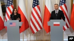 Vice-presidente dos Estados Unidos, Kamala Harris, e Presidente da Polónia, Andrzej Duda, em conferência de imprensa, Varsóvia, Polónia, 10 Março 2022