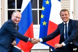 Rais Emmanuel Macron (kulia) na Rais Vladimir Putin