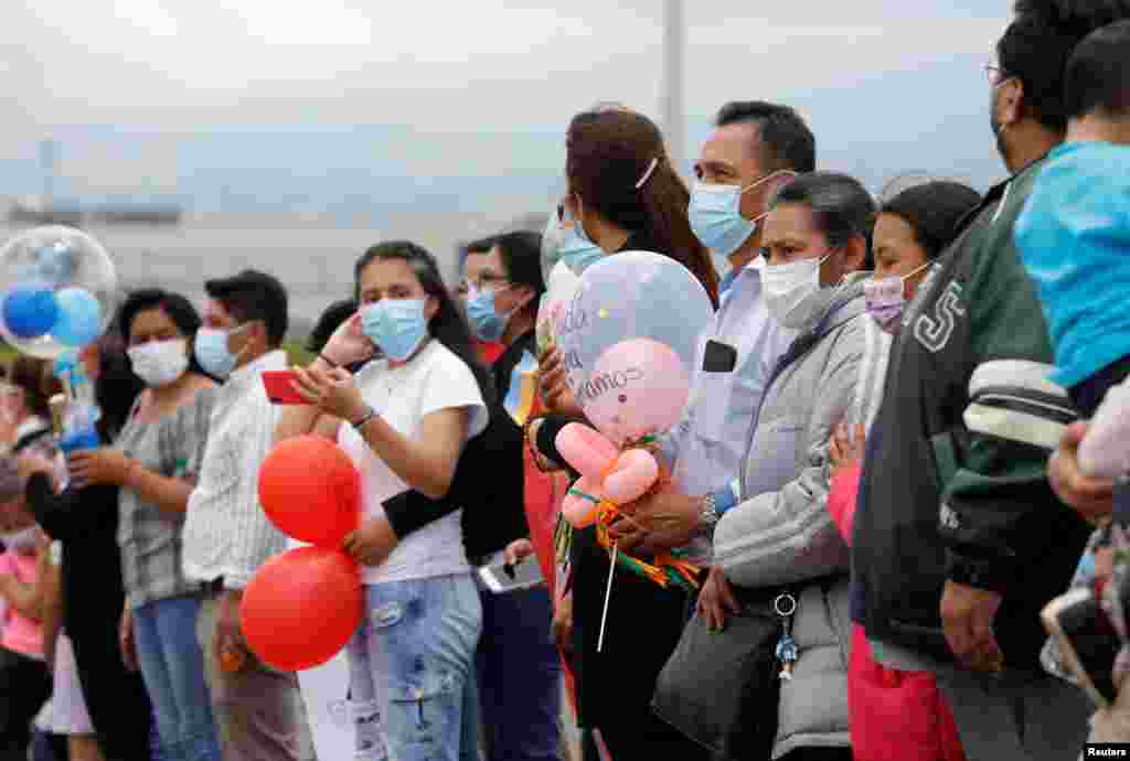 Una multitud espera la llegada de familiares, muchos de ellos estudiantes universitarios, después de que huyeron de Ucrania tras la invasión de Rusia, uniéndose a cientos de otros latinoamericanos que han sido evacuados, en Quito, Ecuador, el 4 de marzo de 2022.