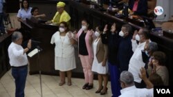 Algunos de los sancionados: Brenda Rocha, presidenta del Tribunal (primera a la izquierda); Cairo M. Amador, vicepresidente (de blanco, centro); y Lumberto I. Campbell Hooker (cuarto por la izquierda, de negro). 