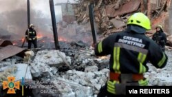 Spasioci rade među ostacima zgrada uništenih zračnim napadom u Dnjepru u Ukrajini, 11. marta 2022.