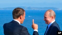 Presidenti francez Emmanuel Macron duke biseduar me presidentin rus Vladimir Putin gjatë takimit të tyre në Bormes-les-Mimosas, në Francën jugore (19 gusht 2019)