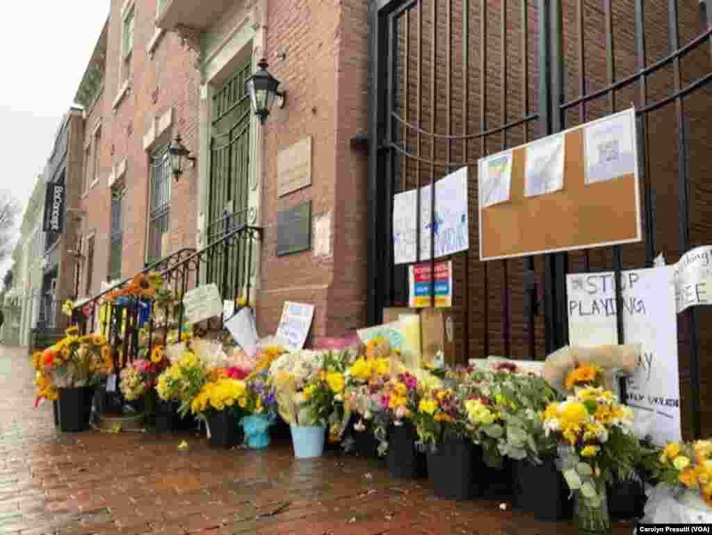 Flowers, posters and handwritten messages of support and encouragement have been left outside the Ukraine Embassy, located in the Georgetown neighborhood of Washington, D.C., March 9, 2022. (Carolyn Presutti/VOA)