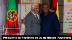 Primeiro-ministro de Portugal, António Costa (esq) e Presidente da Guiné-Bissau, Umaro Sissoco Embaló em Bissau, capital da Guiné-Bissau, 5 de Março