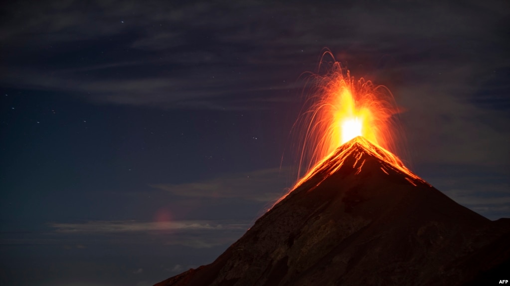  El Volcán de Fuego entra en erupción el 12 de enero de 2022, visto desde el Volcán Acatenango, unos 75 km al suroeste de la Ciudad de Guatemala.