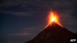  El Volcán de Fuego entra en erupción el 12 de enero de 2022, visto desde el Volcán Acatenango, unos 75 km al suroeste de la Ciudad de Guatemala.