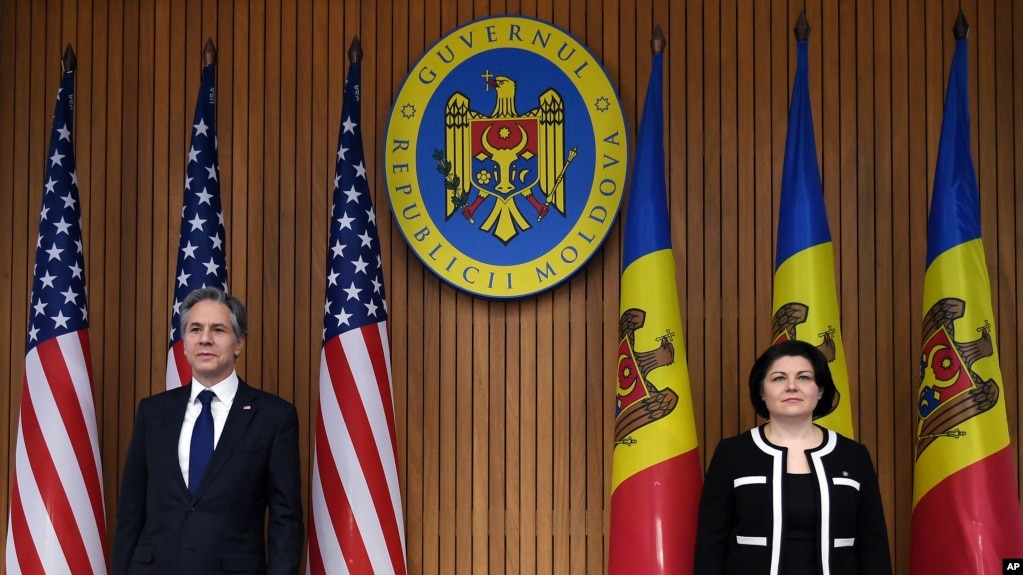 2022年3月6日，周日，美国国务卿安东尼·布林肯(左)在摩尔多瓦基希讷乌的政府大厦会见摩尔多瓦总理纳塔利娅·加夫里利策。(photo:VOA)