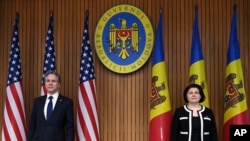 O Secretário de Estado dos EUA, Antony J. Blinken, à esquerda, com a primeira-ministra moldava Natalia Gavrilita na Casa do Governo em Chisinau, Moldávia, domingo, 6 de Março de 2022.