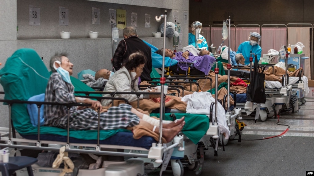 香港医护人员在照料玛嘉烈医院急诊室里的病人。（2022年3月11日）(photo:VOA)
