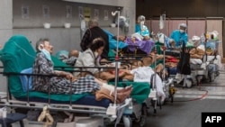 香港醫護人員在照料瑪嘉烈醫院急診室裡的病人。（2022年3月11日）