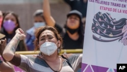 Activistas se manifiestan al margen de un evento que celebra una nueva ley denominada "Ley para la Protección de la Vida y la Familia", para protestar por la nueva ley en la Ciudad de Guatemala, el 9 de marzo de 2022.