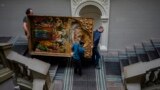 کارکنان موزه ملی آندری شپتیتسکی در شهر لویو در حال جمع‌آوری و انتقال آثار هنری نفیس موزه هستند- ۴ مارس ۲۰۲۲