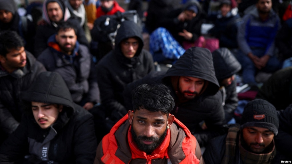 Extranjeros que huyen de la invasión rusa de Ucrania esperan en el cruce fronterizo de Shehyni para ingresar a Polonia, cerca de Mostyska, Ucrania, el 1 de marzo de 2022. REUTERS/Thomas Peter