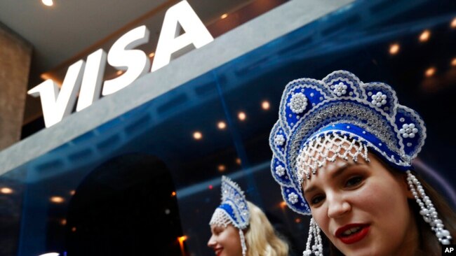 Logoja e kompanisë së kartave të kreditit VISA shfaqet në hyrje të hotelit Marriot Novy Arbat në Moskë, Rusi, gjatë organizimit të Kupës së Botës së Futbollit 2018