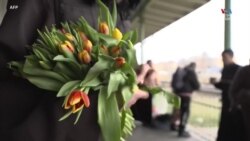 վանականը ծաղիկներ է նվիրում ուկրաինացի կանանց, ովքեր փախչում են պատերազմից: