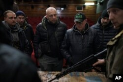 Ukraynanın Lviv şəhərində mülki əhaliyə silah təlimi keçirilir. 5 mart, 2022.