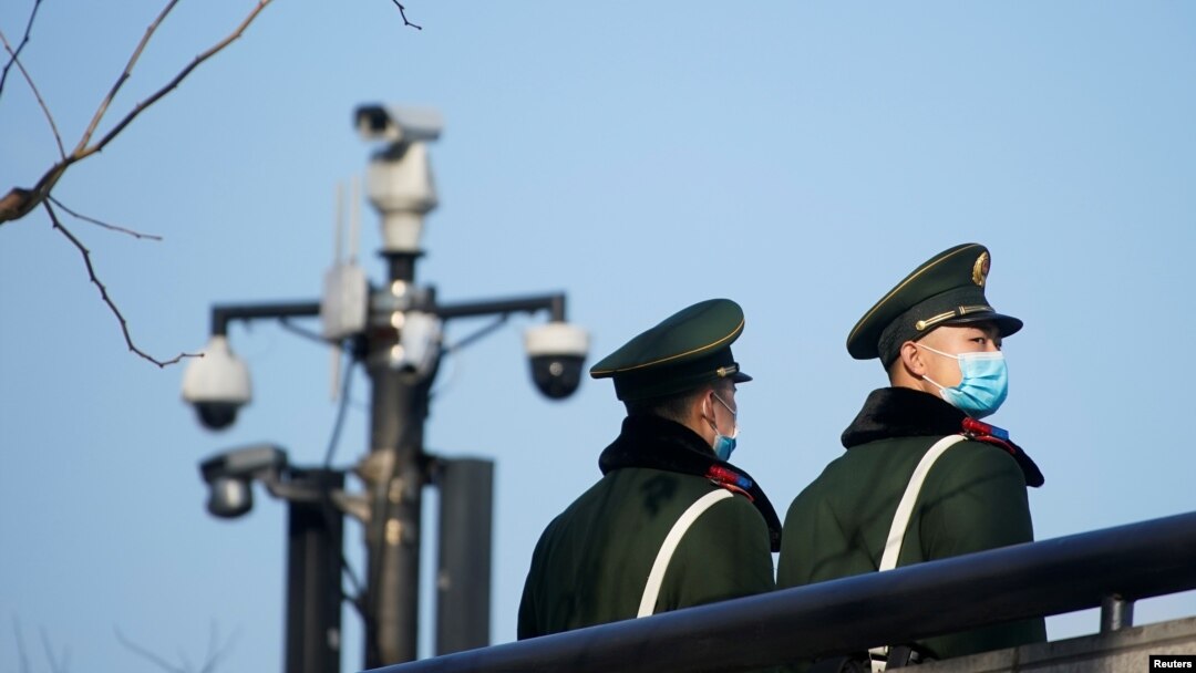 中國武警士兵在上海街頭的監控攝像頭下執勤。 （2022年1月20日）