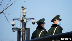 中国武警士兵在上海街头的监控摄像头下执勤。（2022年1月20日）