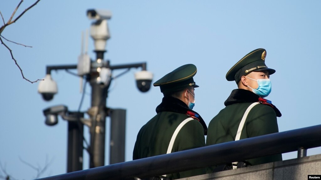 中国武警在上海街头的监控摄像头下执勤。（2022年1月20日）(photo:VOA)