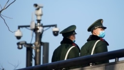 中国武警在上海街头的监控摄像头下执勤。（2022年1月20日）
