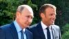 Presiden Prancis Emmanuel Macron (kanan) menyambut Presiden Rusia Vladimir Putin di in Bormes-les-Mimosas, di wilayah selatan Prancis, pada 19 Agustus 2019. (Foto: Pool via AP/Gerard Julien)