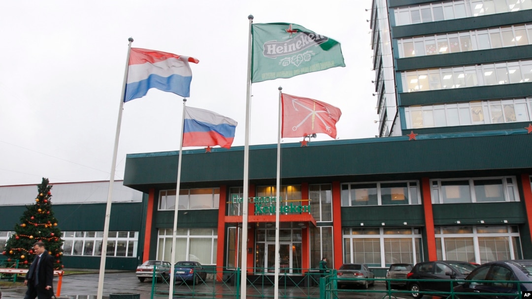 Pabrik bir "Heineken" di kota St. Petersburg, Rusia (foto: dok). Heineken Rabu (9/3) memutuskan untuk menghentikan bisnisnya di Rusia. 