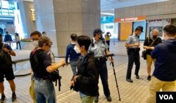 10多名警员在社民连示威地点戒备，有警员要求在场采访的记者出示记者证(美国之音/汤惠芸)