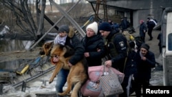 从乌克兰南部罗马尼夫卡撤离的民众（2022年3月9日）