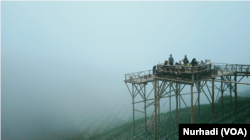 Wisatawan menikmati lansekap ladang sayuran di panggung-panggung yang dibuat pengelola. (Foto: VOA/Nurhadi)