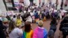 Mladi protivnici zakona kojim se zabranjuje nastava o seksualnoj orijentaciji i rodnom identitetu od predškolskog razreda do trećeg razreda osnovne škole protestuju ispred zgrade skupštine Floride u Talahasiju, 7. marta 2022.
