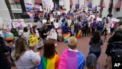 Mladi protivnici zakona kojim se zabranjuje nastava o seksualnoj orijentaciji i rodnom identitetu od predškolskog razreda do trećeg razreda osnovne škole protestuju ispred zgrade skupštine Floride u Tallahasseeu, 7. marta 2022.