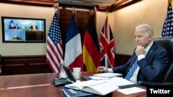  Президент Джо Байден проводит видеоконференцию с лидерами Великобритании, Германии и Франции. 7 марта 2022 г. 