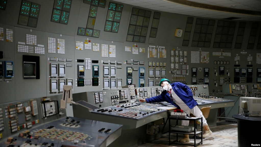 资料照片：乌克兰切尔诺贝利核电站一个停止运行的反应堆的控制室（2021年3月25日）(photo:VOA)