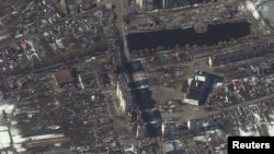Imágenes satelitales muestran barrios residenciales en los alrededores de Kiev, dañados por la ofensiva rusa, el 9 de marzo de 2022.