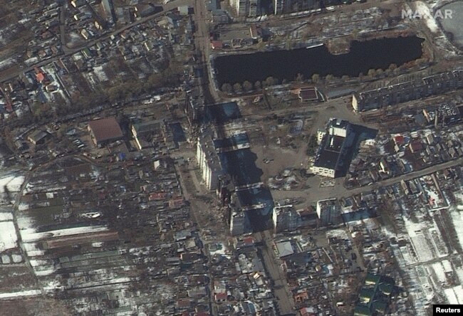 Citra satelit menunjukkan bangunan tempat tinggal yang rusak, di tengah invasi Rusia ke Ukraina, di pemukiman Borodyanka di wilayah Kyiv, Ukraina, 9 Maret 2022. (Foto: via Reuters)