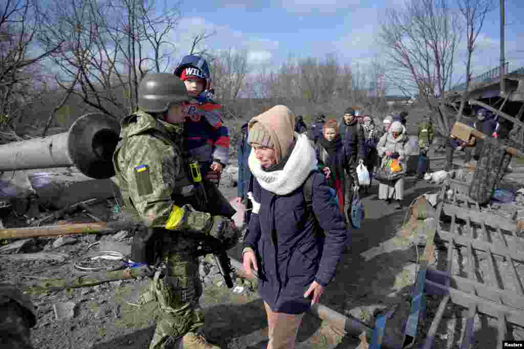 La gente evacua mientras continúa la invasión rusa de Ucrania, en Irpin, Ucrania, el 9 de marzo de 2022.