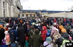 Orang-orang menunggu kereta ke Polandia di stasiun kereta api kota Lviv, Ukraina barat, 6 Maret 2022, 11 hari setelah Rusia melancarkan invasi militer ke Ukraina. (Foto: AFP)