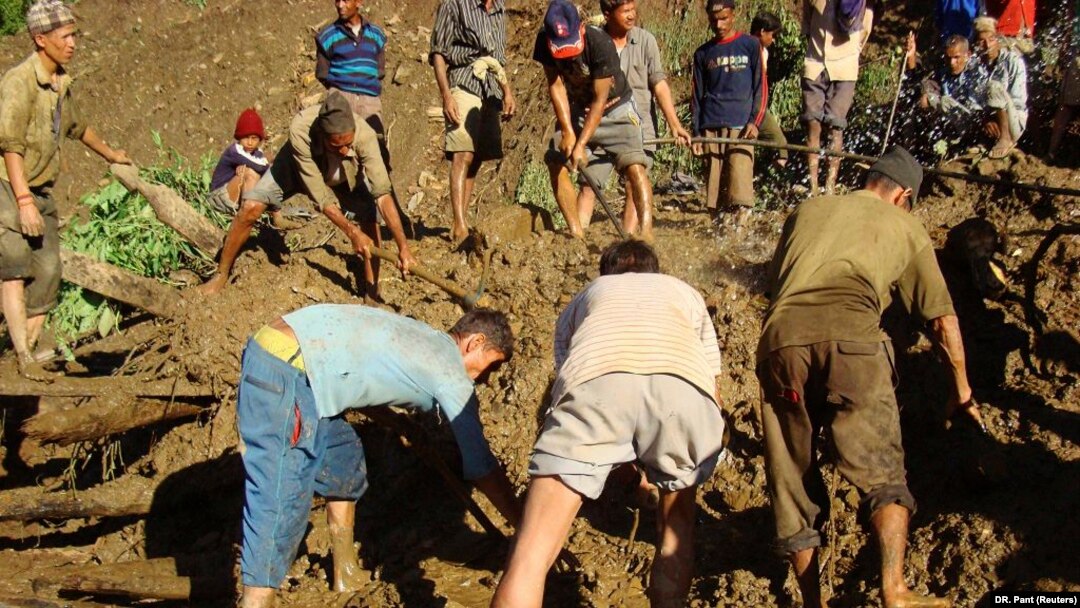 Orang-orang mencari korban tewas dan yang selamat di sebuah desa di Dadeldhura, Nepal barat, 7 Oktober 2009, sebagai ilustrasi (Foto: REUTERS/DR. Pant)