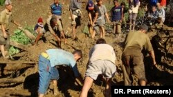 Orang-orang mencari korban tewas dan yang selamat di sebuah desa di Dadeldhura, Nepal barat, 7 Oktober 2009, sebagai ilustrasi (Foto: REUTERS/DR. Pant)