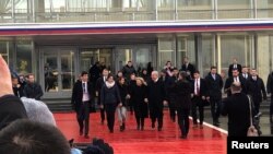 베냐민 네타냐후 이스라엘 총리와 사라 여사가 30일 푸틴 대통령의 사면 조치에 따라 석방된 이스라엘 여성 나아아마 이사하르와 함께 나란히 걷고 있다. 